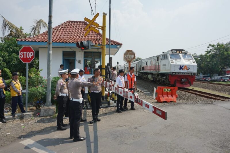 Foto KAI Daop 4 Semarang Apresiasi Langkah Strategis Tim Asistensi Korlantas Polri dalam Peningkatan Keselamatan di Perlintasan Sebidang – KAI Daop 4 Semarang Apresiasi Langkah Strategis Tim Asistensi Korlantas Polri dalam Peningkatan Keselamatan di Perlintasan Sebidang | Bisnis | inews.network