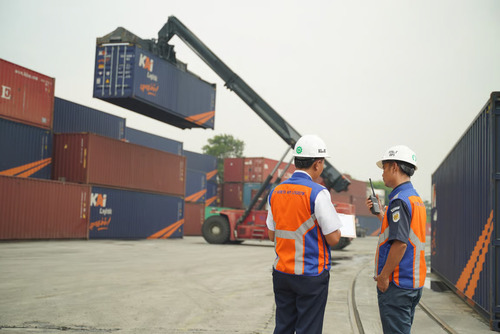 Foto Angkutan Kontainer KAI Logistik Tumbuh 5 pada Semester I 2025 – Angkutan Kontainer KAI Logistik Tumbuh 5% pada Semester I 2025, Dorong Efisiensi Logistik Nasional | Bisnis | inews.network