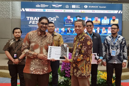 Foto KAI Logistik Raih Penghargaan Translog Fest 2025 – Dukung Pendidikan Logistik, KAI Logistik Raih Penghargaan Translog Fest 2025 | Bisnis | inews.network