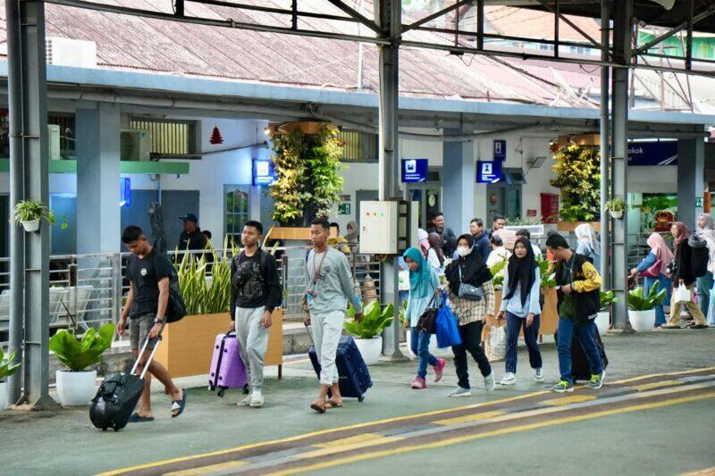 Foto Penumpang Naik Kereta di Divre IV Tanjungkarang – Libur Sekolah Usai, 103.691 Penumpang Naik Kereta di Divre IV Tanjungkarang | Bisnis | inews.network