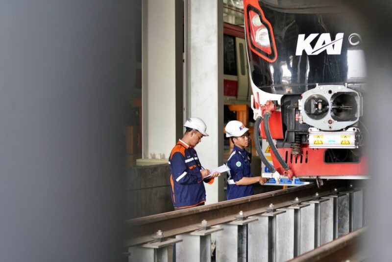 Foto Perawatan LRT Jabodebek – Perjalanan LRT Jabodebek Ditambah, KAI Pastikan Perawatan Sarana Tetap Optimal | Bisnis | inews.network