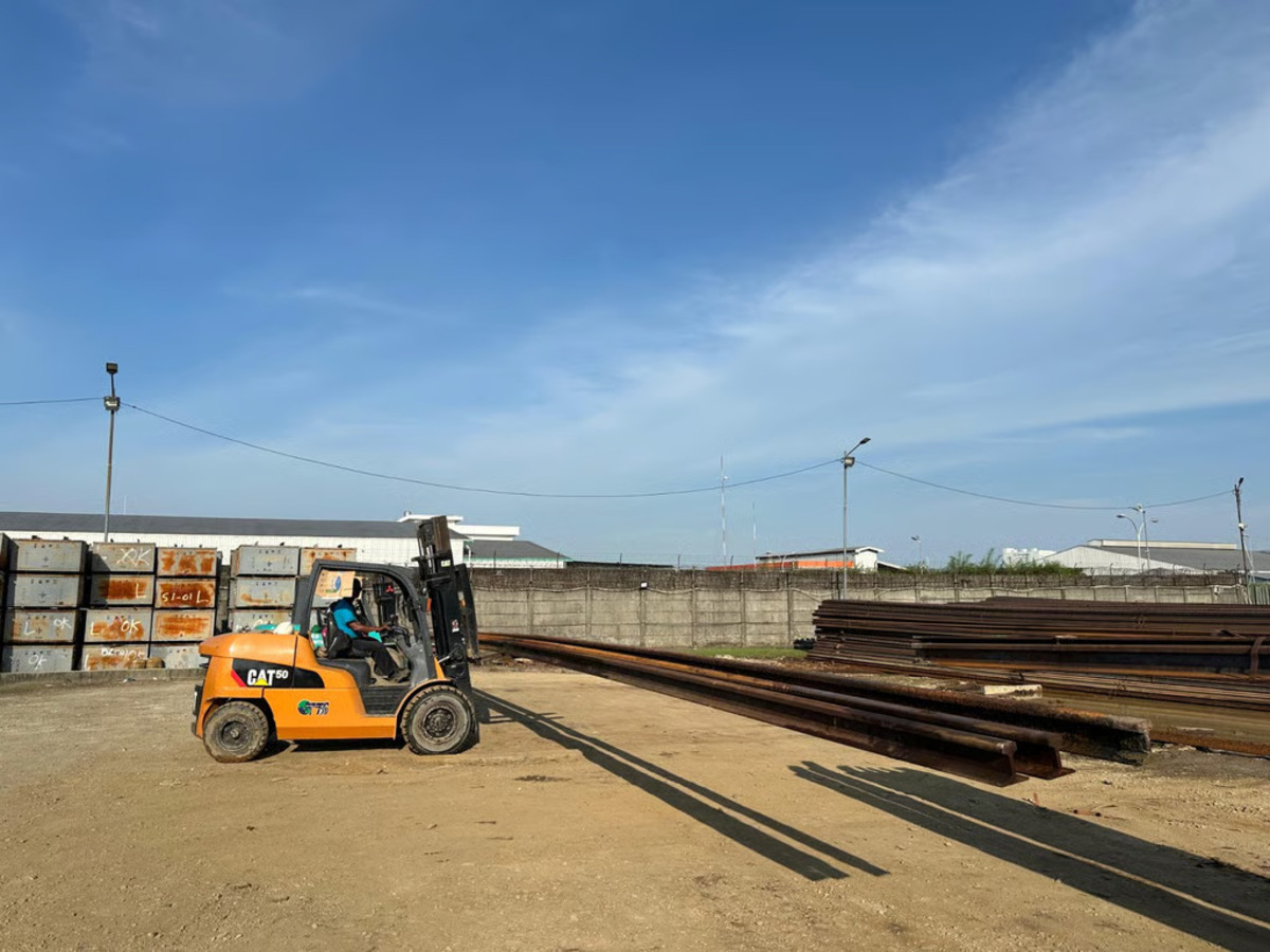 Foto Dukung Modernisasi Rel Kereta – Dukung Modernisasi Rel Kereta, KAI Logistik Distribusikan 5.656 Batang Rel KA ke Berbagai Daerah | Bisnis | inews.network