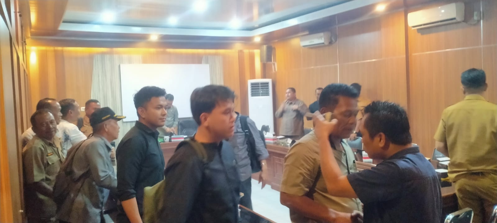Foto Hearing Panas DPRD Fakta Baru AMDAL PT BBS Terkuak – DPRD Bongkar Kejanggalan AMDAL PT Bumi Berkat Sawit | Bengkulu Utara | inews.network