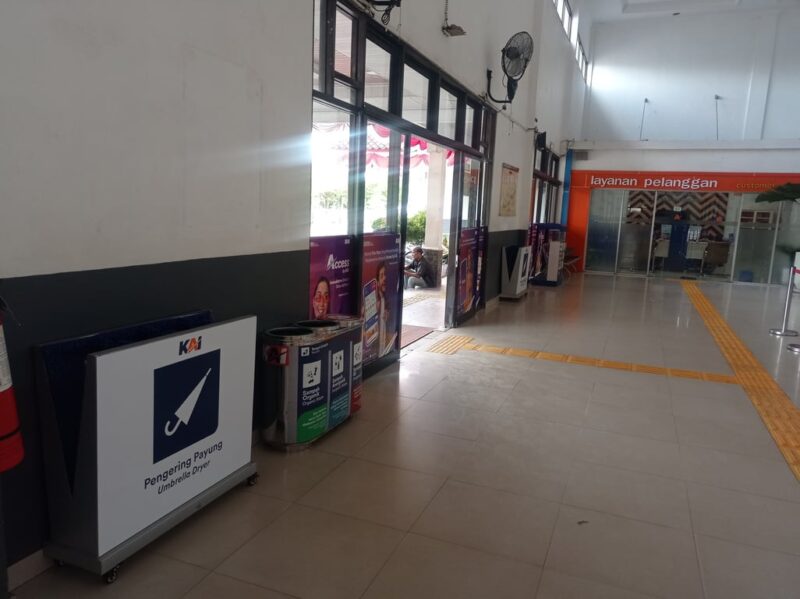 Foto Komitmen Kenyamanan Pelanggan KAI Divre III Palembang Tambah Fasilitas Pengering Payung di Stasiun – Komitmen Kenyamanan Pelanggan, KAI Divre III Palembang Tambah Fasilitas Pengering Payung di Stasiun | Nasional | inews.network