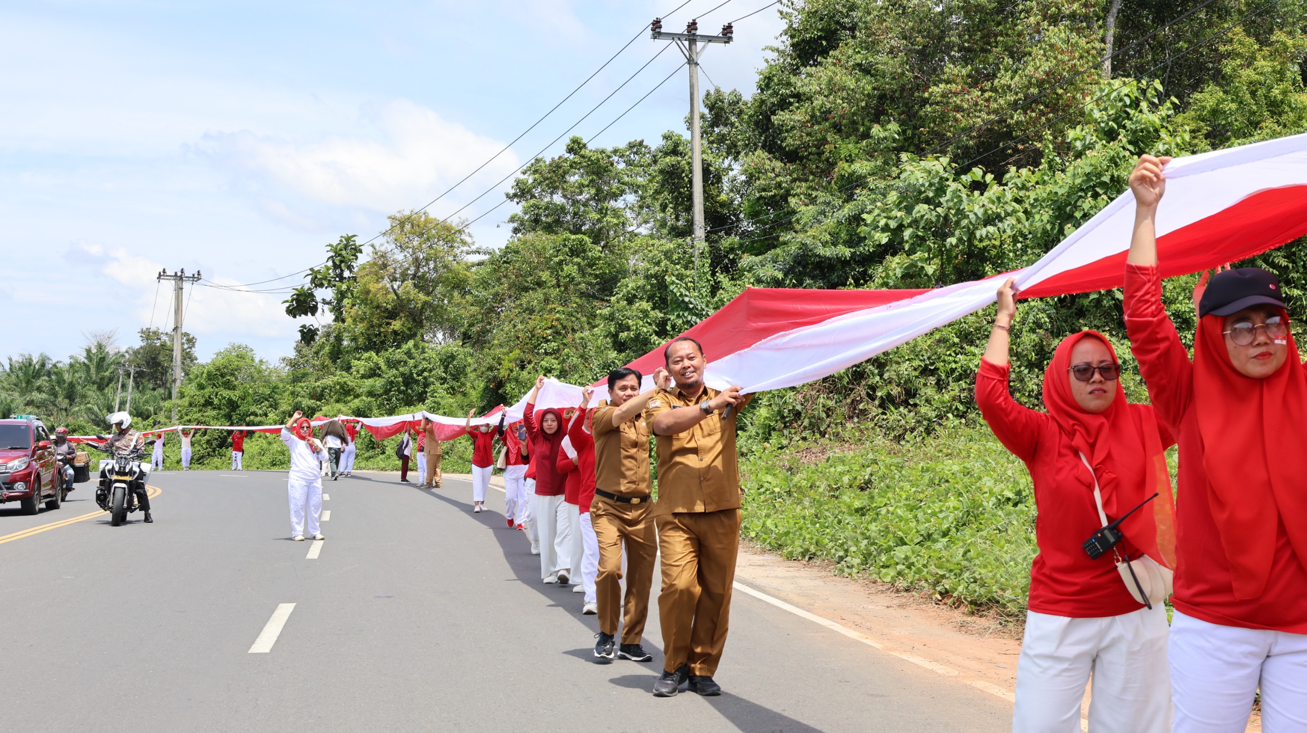 Foto SPEKTAKULER Bendera Merah Putih 2.600 Meter Dibentangkan di Bengkulu Tengah – SPEKTAKULER! Bendera Merah Putih 2.600 Meter Dibentangkan di Bengkulu Tengah | Bengkulu Tengah | inews.network