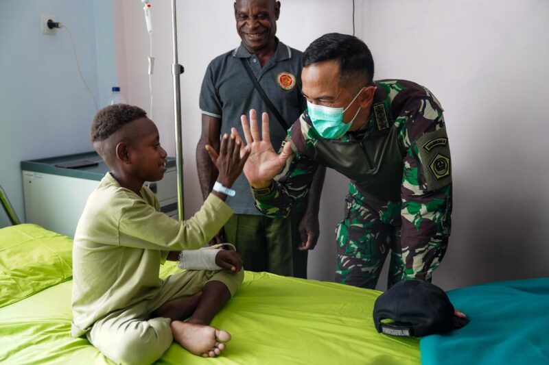 Foto TNI Gelar Operasi Bibir Sumbing Gratis – HUT Kogabwilhan III: TNI Gelar Operasi Bibir Sumbing Gratis bagi Anak Papua di Pedalaman | Ikatan Wartawan Online | inews.network