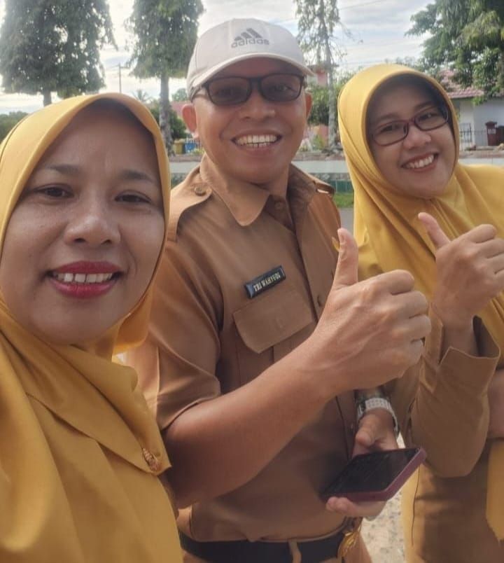 Foto Foto tiga Kabid Dinas Kesehatan Bengkulu Utara yang kompak mengajukan surat pengunduran diri ke BKPSDM Bengkulu Utara sambil mengacungkan jempol – Bupati Bengkulu Utara Tunggu Pertek BKN Soal Tiga Kabid Dinkes Mundur | Bengkulu Utara | inews.network