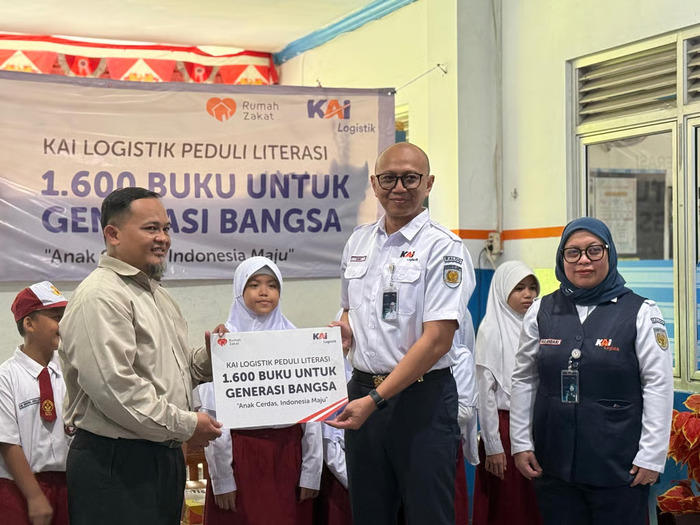 Foto KAI Logistik Salurkan 1.600 Buku – KAI Logistik Salurkan 1.600 Buku: Perkuat Literasi untuk Wujudkan Indonesia Emas 2045 | Bisnis | inews.network