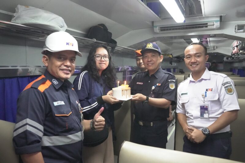 Foto KAI Sumut Bagikan Bingkisan – Peringati Hari Pelanggan Nasional, KAI Sumut Bagikan Bingkisan dan Kejutan Ulang Tahun kepada Penumpang | Bisnis | inews.network