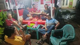 Warga RT 19 Padang Nangka melakukan ronda malam di pos keamanan lingkungan.