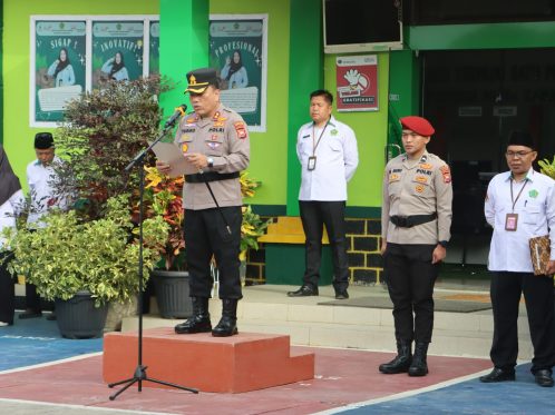 Kapolres Kepahiang memimpin upacara gabungan bersama tokoh agama dan tenaga pendidik madrasah di Kantor Kemenag Kepahiang