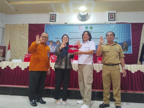 Kepala OJK Bengkulu bersama Ketua IWO Bengkulu saat kegiatan edukasi literasi keuangan di Aula Bappeda Lebong.