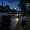 Warga melintas di jalan wilayah Bermani Ilir dan Muara Kemumu, Kepahiang, yang disebut rawan dugaan penodongan.