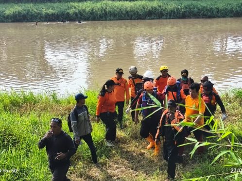 Foto IMG 20260523 WA0057 – Sehari Dicari, Korban Hanyut di Banjir Kanal Barat Semarang Ditemukan Meninggal | Headline | inews.network