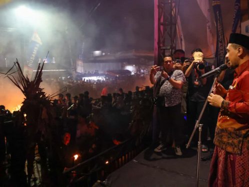 Foto IMG 20260526 WA0088 – Tradisi Perang Obor Jepara Tetap Bertahan, Ribuan Warga Padati Tegalsambi | Regional | inews.network