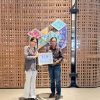 Ketua PW IWO Bengkulu Musdamori menyerahkan plakat apresiasi kepada Humas Hotel Mercure Bengkulu Putri Cempaka Sari.