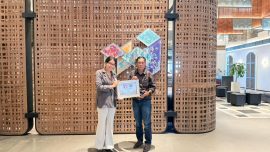 Ketua PW IWO Bengkulu Musdamori menyerahkan plakat apresiasi kepada Humas Hotel Mercure Bengkulu Putri Cempaka Sari.