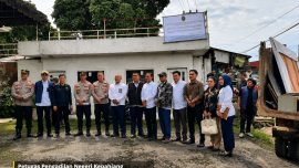 Petugas Pengadilan Negeri Kepahiang bersama aparat kepolisian saat melaksanakan eksekusi rumah tiga lantai di Desa Permu.