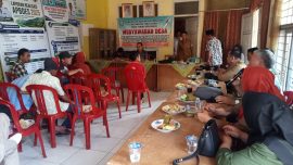 Kepala Desa Tebing Penyamun bersama peserta musyawarah saat pelaksanaan Musyawarah Desa Pra-Pelaksanaan Kegiatan Tahun 2026 di balai desa.