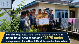Pemerintah Desa Tugu Rejo bersama warga saat melaksanakan titik nol pembangunan pelebaran gang di samping balai desa.