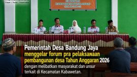 Kepala Desa Bandung Jaya bersama warga dan unsur pemerintah saat kegiatan pra pelaksanaan pembangunan desa Tahun Anggaran 2026 di Kantor Desa Bandung Jaya.