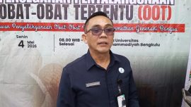 Kepala BPOM Bengkulu menjelaskan status ilegal minyak goreng BMP kepada awak media.