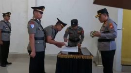 Kapolres Kepahiang memimpin upacara sertijab Kasat Lantas dan Kapolsek Tebat Karai di Aula Command Center.