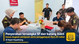 Penyerahan tersangka SF dan barang bukti kasus dugaan penipuan serta penggelapan Rp2,25 miliar di Kejari Kepahiang.