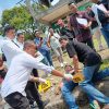 Kuasa hukum terlapor Rustam Efendi memberikan keterangan kepada wartawan usai mengikuti prarekonstruksi kasus perkelahian di Desa Pematang Donok, Kabupaten Kepahiang.