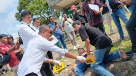Kuasa hukum terlapor Rustam Efendi memberikan keterangan kepada wartawan usai mengikuti prarekonstruksi kasus perkelahian di Desa Pematang Donok, Kabupaten Kepahiang.