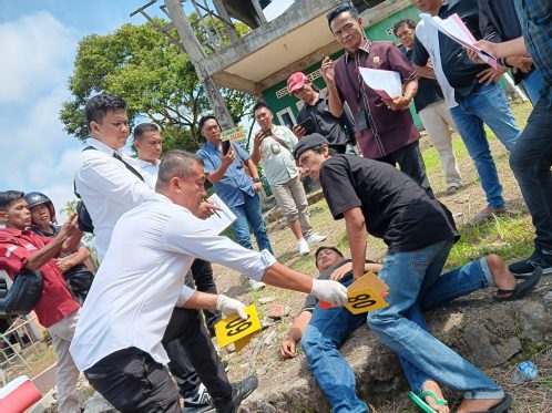 Kuasa hukum terlapor Rustam Efendi memberikan keterangan kepada wartawan usai mengikuti prarekonstruksi kasus perkelahian di Desa Pematang Donok, Kabupaten Kepahiang.