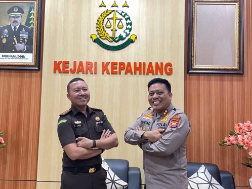 Kapolres Kepahiang Bertemu Kajari, Perkuat Koordinasi Penegakan Hukum dan Stabilitas Kamtibmas di Kepahiang 1 Kapolres Kepahiang AKBP Yuriko Fernanda bersilaturahmi dengan Kajari Kepahiang Bagus Nur Jakfar Adi Saputro di Kantor Kejaksaan Negeri Kepahiang.