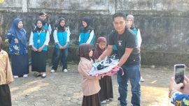 Kepala Desa Temdak Yoni Carles menyerahkan bantuan perlengkapan sekolah kepada siswa SD Negeri 06 Seberang Musi di Kabupaten Kepahiang.
