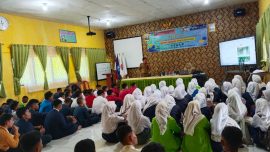 Peserta didik baru SMKN 1 Kepahiang mengikuti kegiatan Masa Pengenalan Lingkungan Sekolah (MPLS) Tahun Ajaran 2026/2027 di aula sekolah.