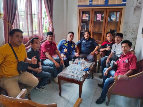 Ketua Pengurus Daerah Ikatan Wartawan Online (IWO) Kabupaten Kepahiang bersama jajaran pengurus, didampingi Ketua IWO Provinsi Bengkulu, menyerahkan susunan kepengurusan kepada Kepala Dinas Komunikasi dan Informatika Kabupaten Kepahiang usai audiensi, Kamis (2/7/2026).