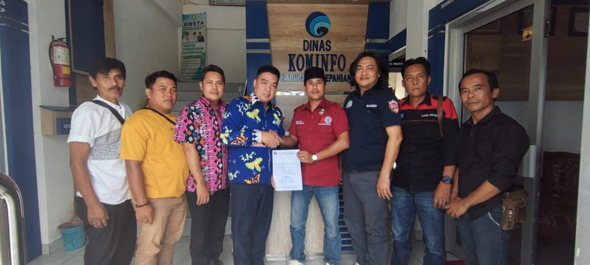 Pengurus IWO Kabupaten Kepahiang bersama Ketua IWO Provinsi Bengkulu saat beraudiensi dengan Kepala Dinas Kominfo Kabupaten Kepahiang.