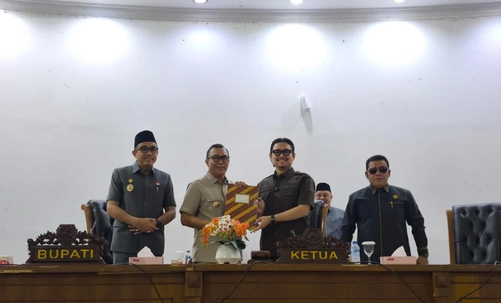 Foto Pemerintah Kabupaten Kepahiang mengusulkan belanja daerah Rp73297 miliar dalam KUA PPAS 2027 dengan prioritas pembangunan infrastruktur pendidikan kesehatan dan pemulihan ekonomi. 2 – Bupati Kepahiang Serahkan KUA-PPAS APBD 2027 Senilai Rp732 Miliar, Fokus Kesejahteraan dan Daya Saing | Headline | inews.network