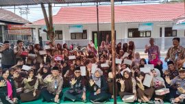 Penyerahan 215 set seragam dan sepatu gratis kepada siswa baru kelas X SMKN 5 Kepahiang oleh Pemerintah Provinsi Bengkulu bersama jajaran sekolah.