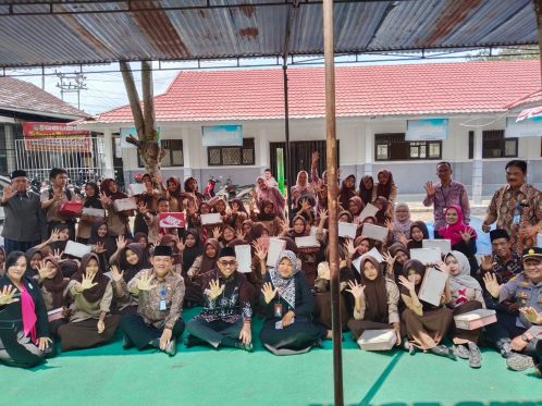 SMKN 5 Kepahiang Salurkan 215 Set Seragam dan Sepatu Gratis untuk Siswa Baru Kelas X Tahun Pelajaran 2026/2027 1 Penyerahan 215 set seragam dan sepatu gratis kepada siswa baru kelas X SMKN 5 Kepahiang oleh Pemerintah Provinsi Bengkulu bersama jajaran sekolah.