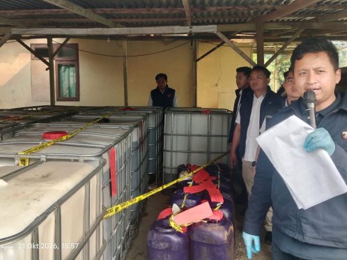 Personel Polres Kepahiang melaksanakan kegiatan Green Policing dan penanaman pohon di Terminal Pasar Kepahiang, Bengkulu.